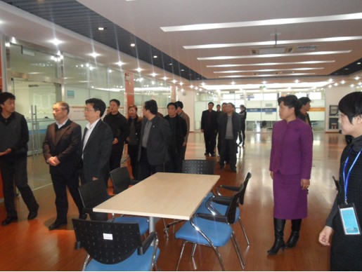 上海市普陀區(qū)人力資源和社會保障局領導們進入實訓區(qū)模版公司