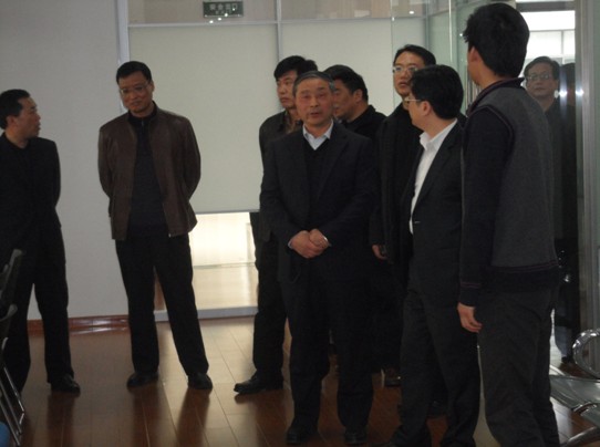 上海市普陀區(qū)人力資源和社會保障局委書記、公務員局局長楊新建（右三）進入模擬工商局